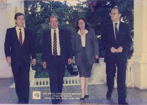 Heloisa Vilhena, à época em missão na Embaixada em Santiago, aparece na foto junto com a delegação de diplomatas que representou o Brasil na reunião do Tratado da Antárctica realizada em Viña del Mar, em 1990. Na ponta esquerda, aparece Luiz Alberto Figueiredo, que depois se tornaria embaixador e ministro das Relações Exteriores.